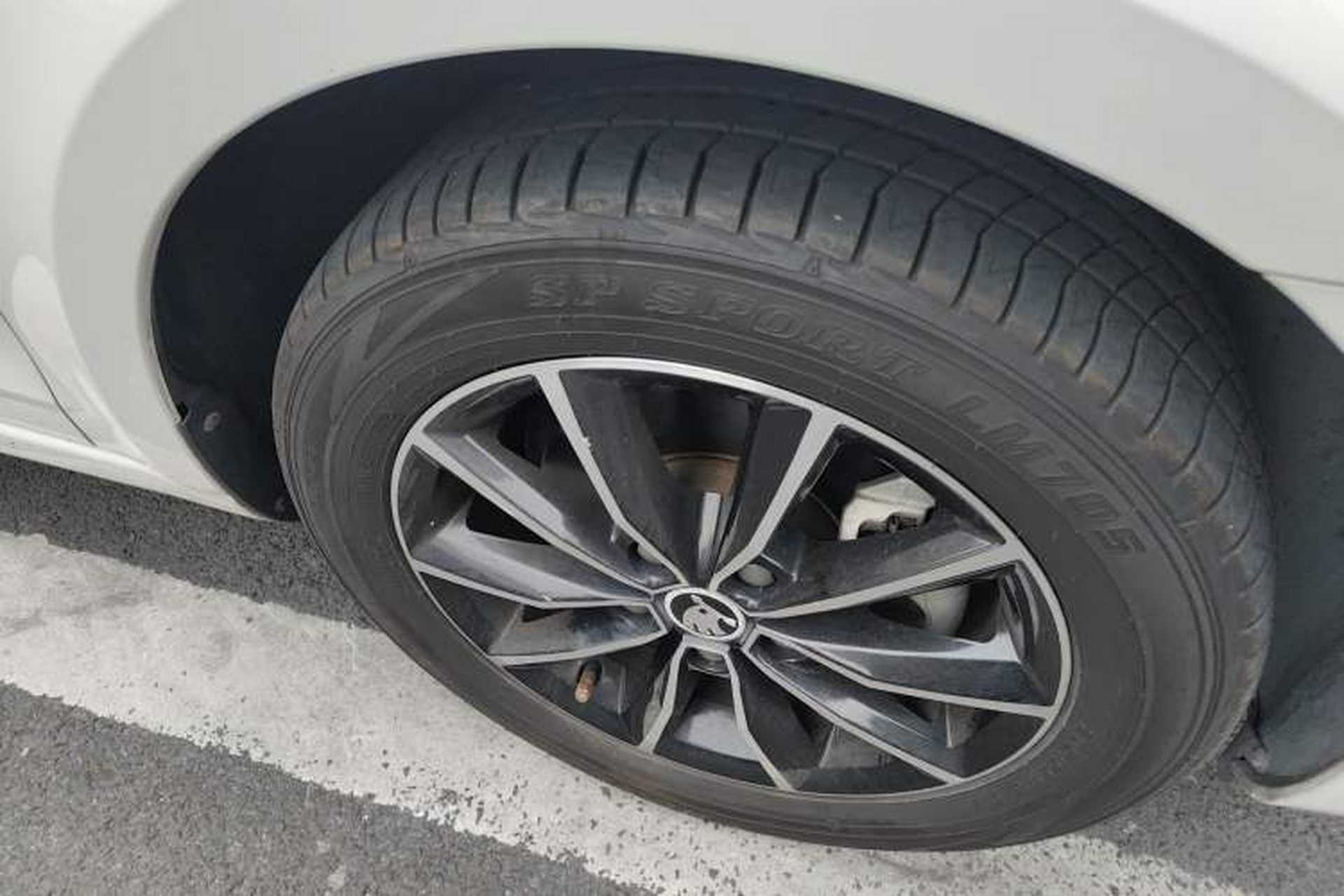 Used Skoda Octavia 2016 1.6L Automatic Front-Wheel Drive Model Right Front Wheel Hub