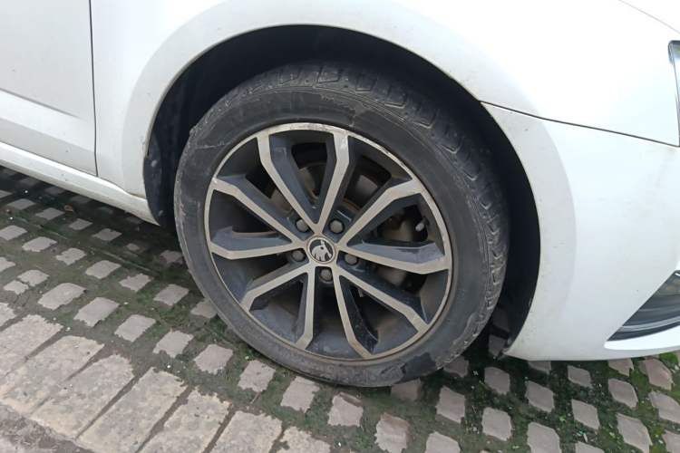 Used Skoda Octavia 2016 TSI280 DSG Smart Drive Edition Right Front Wheel Hub