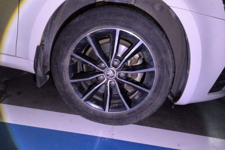 Used Skoda Octavia 2016 1.6L Automatic Smart Drive Edition Right Front Wheel Hub