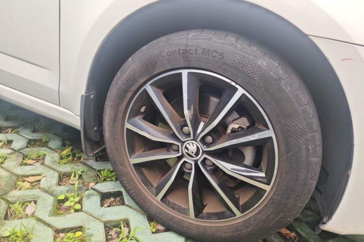 Used Skoda Octavia 2016 1.6L Automatic Smart Drive Edition Right Front Wheel Hub
