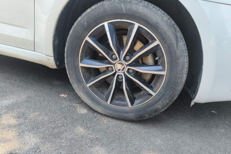 Used Skoda Octavia 2016 1.6L Automatic Smart Drive Edition Right Front Wheel Hub