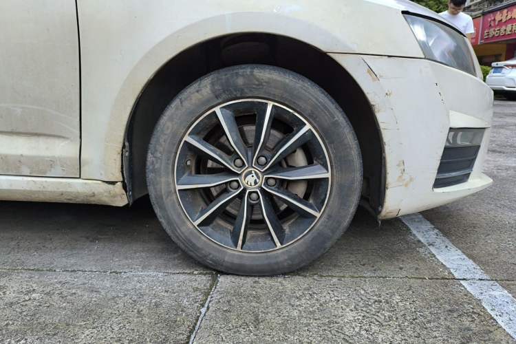 Used Skoda Octavia 2016 1.6L Automatic Smart Drive Edition Right Front Wheel Hub