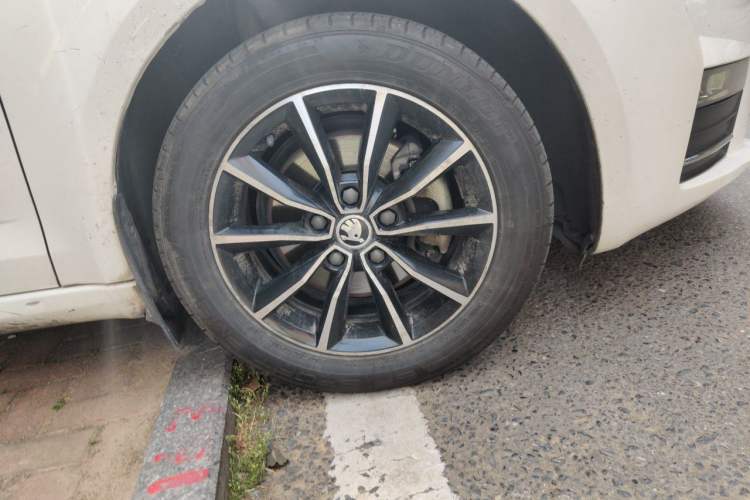 Used Skoda Octavia 2016 1.6L Manual Smart Drive Version Right Front Wheel Hub