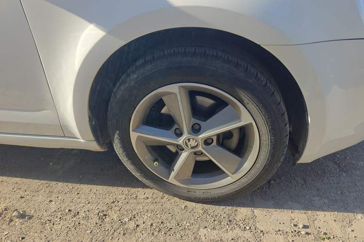 Used Skoda Octavia 2016 1.6L Automatic Smart Drive Edition Right Front Wheel Hub