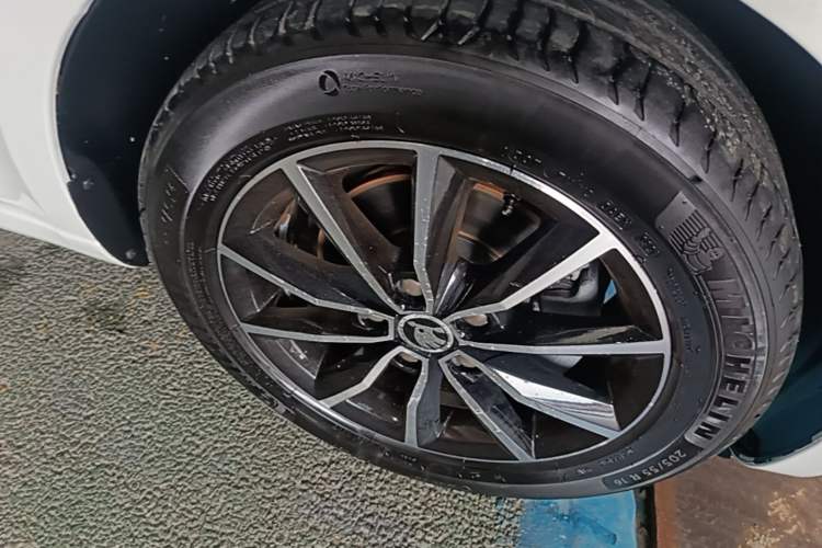 Used Skoda Octavia 2016 1.6L Automatic Smart Drive Edition Right Front Wheel Hub