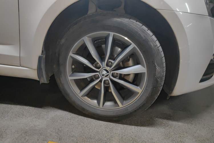 Used Skoda Octavia 2016 1.6L Manual Trend Edition Right Front Wheel Hub