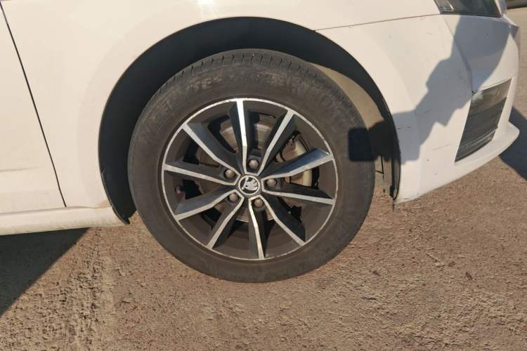 Used Skoda Octavia 2016 1.6L Automatic Smart Drive Edition Right Front Wheel Hub