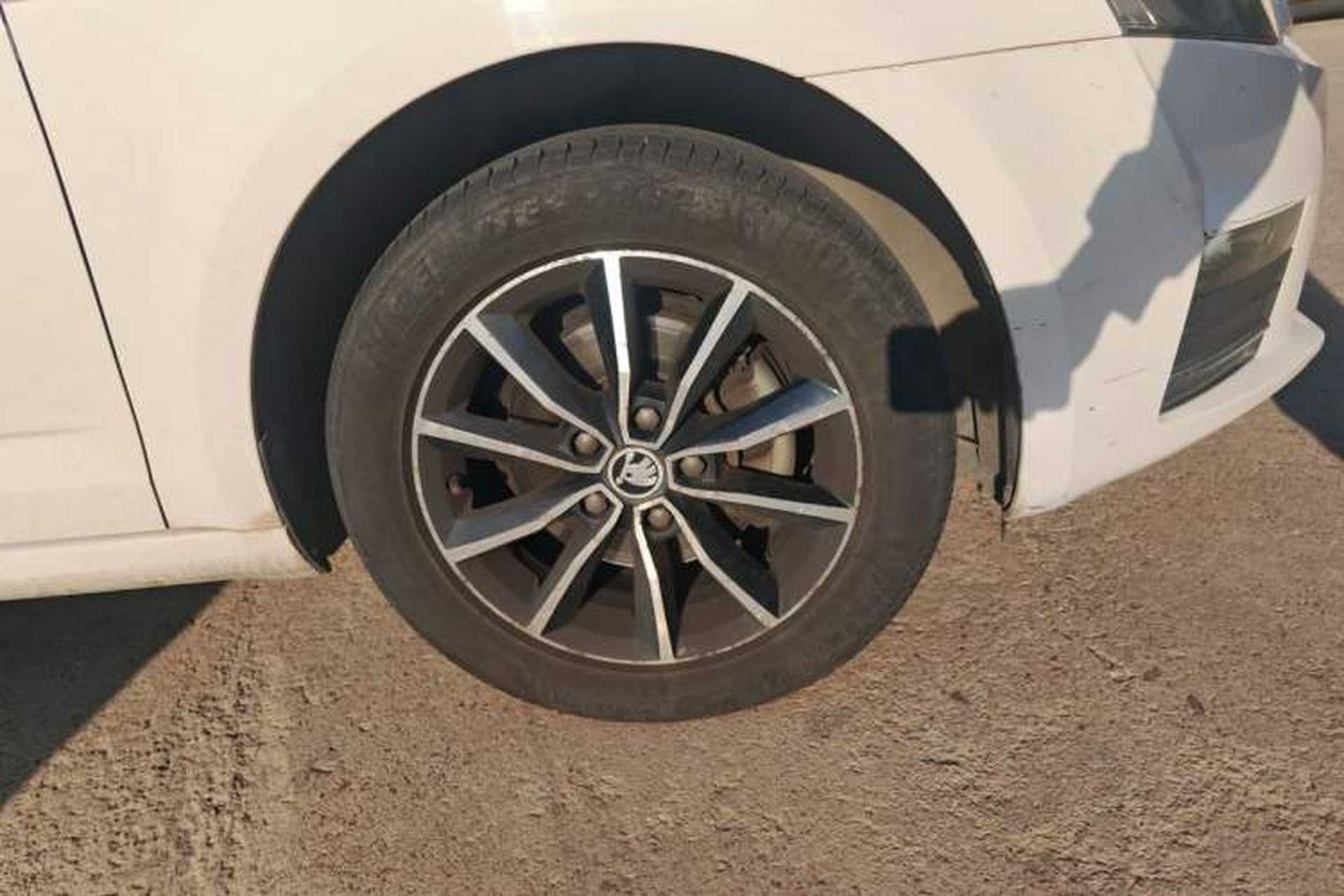 Used Skoda Octavia 2016 1.6L Automatic Smart Drive Edition Right Front Wheel Hub