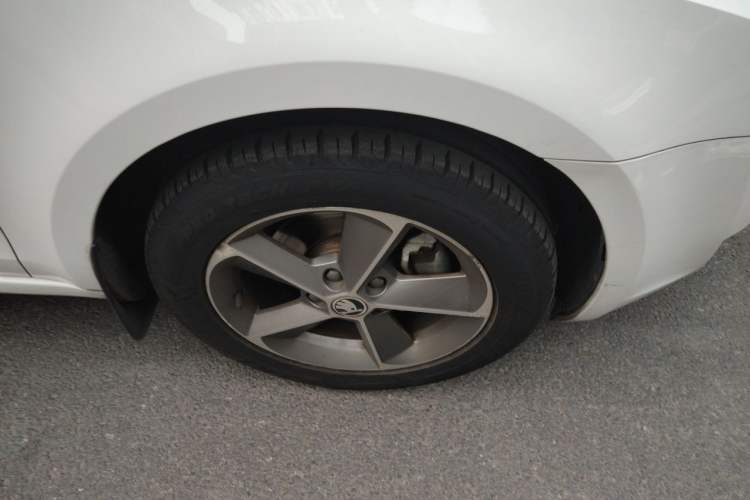 Used Skoda Octavia 2016 1.6L Automatic Smart Drive Edition Right Front Wheel Hub
