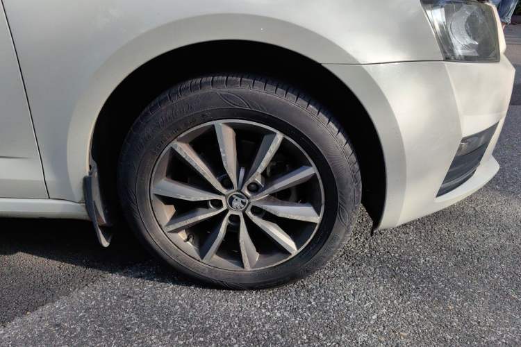 Used Skoda Octavia 2016 1.6L Automatic Chuanxing Edition Right Front Wheel Hub