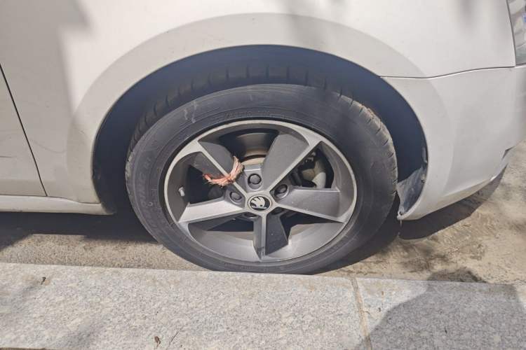 Used Skoda Octavia 2016 1.6L Automatic Chuanxing Edition Right Front Wheel Hub