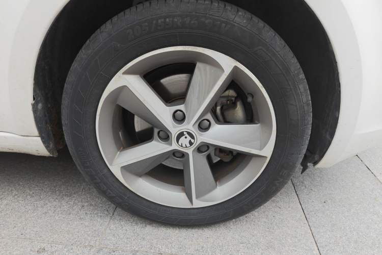 Used Skoda Octavia 2016 1.6L Automatic Smart Drive Edition Right Front Wheel Hub