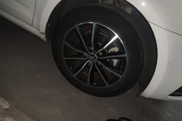 Used Skoda Octavia 2016 1.6L Automatic Smart Drive Edition Right Front Wheel Hub