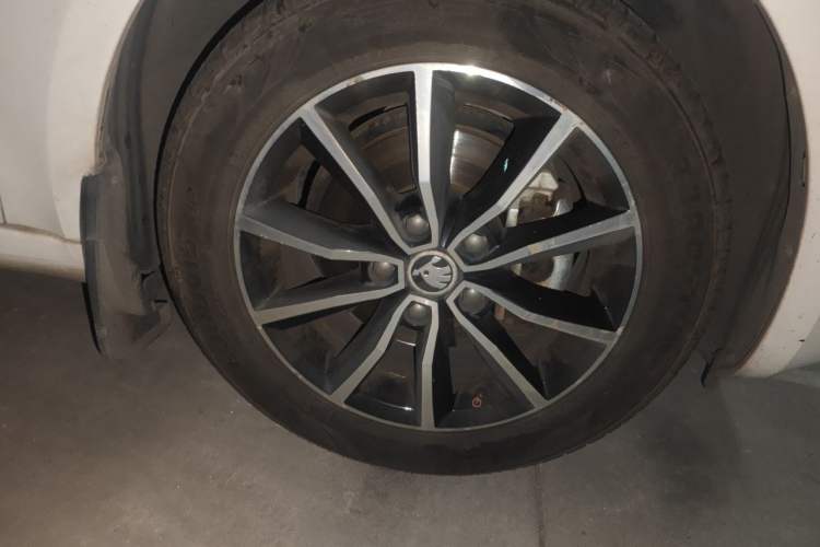 Used Skoda Octavia 2016 1.6L Automatic Smart Drive Edition Right Front Wheel Hub