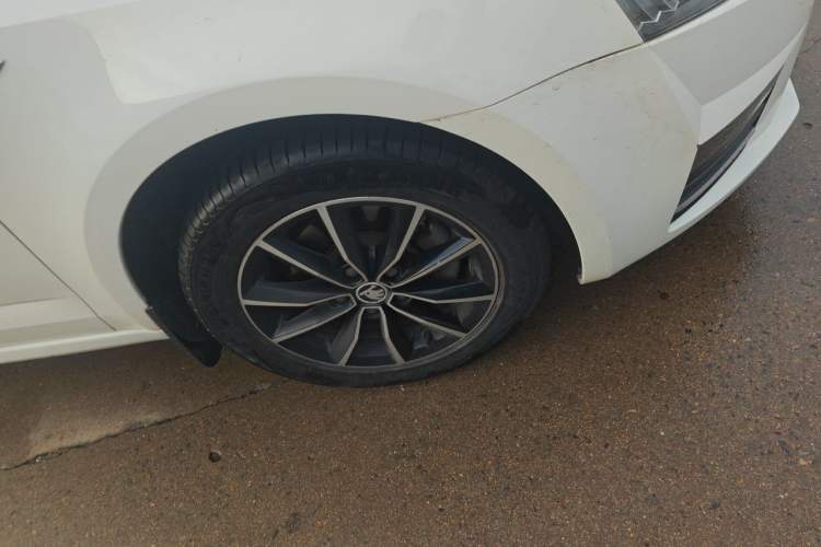 Used Skoda Octavia 2016 1.6L Automatic Smart Drive Edition Right Front Wheel Hub