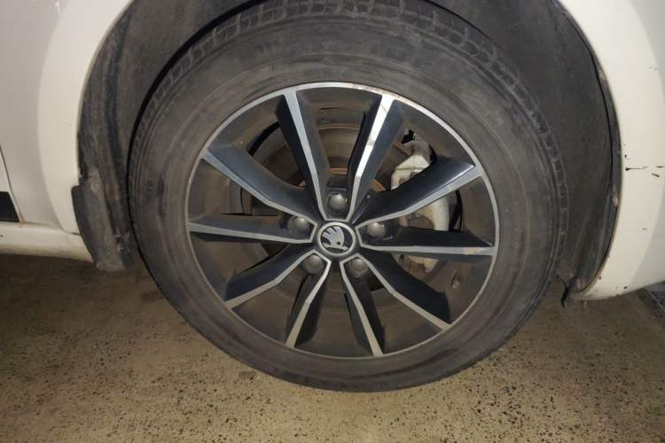 Used Skoda Octavia 2016 1.6L Automatic Smart Drive Edition Right Front Wheel Hub
