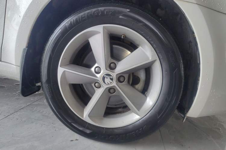 Used Skoda Octavia 2016 TSI280 DSG Smart Drive Edition Right Front Wheel Hub