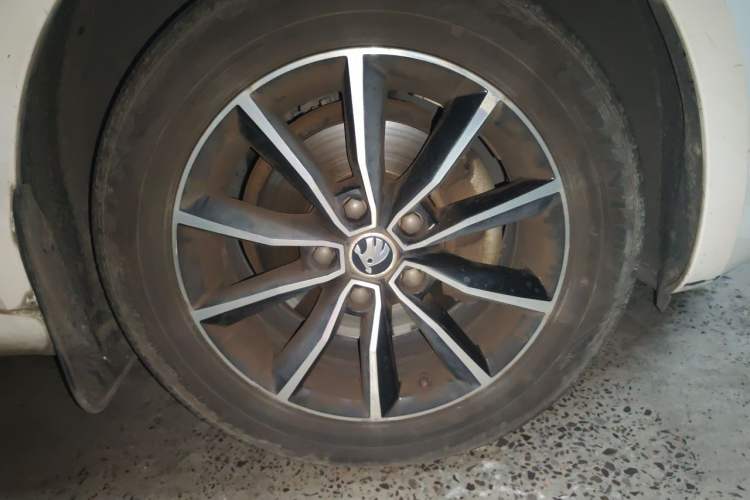 Used Skoda Octavia 2016 1.6L Automatic Smart Drive Edition Right Front Wheel Hub