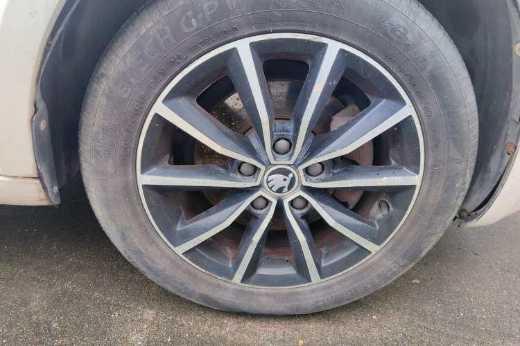 Used Skoda Octavia 2016 1.6L Automatic Smart Drive Edition Right Front Wheel Hub