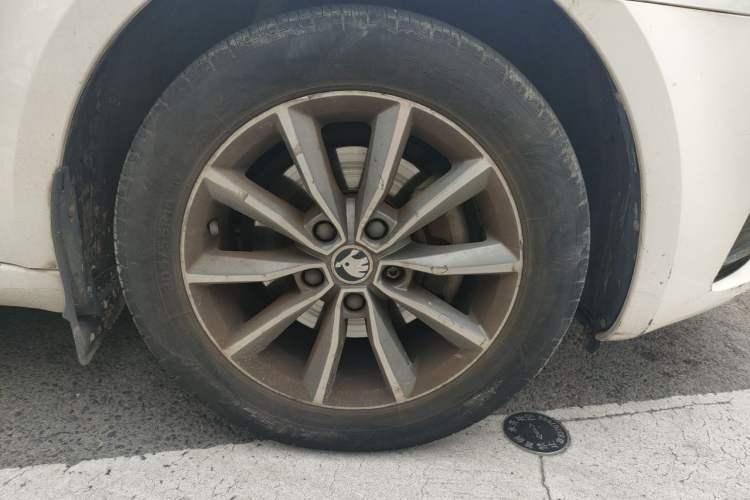 Used Skoda Octavia 2016 1.6L Manual Trend Edition Right Front Wheel Hub