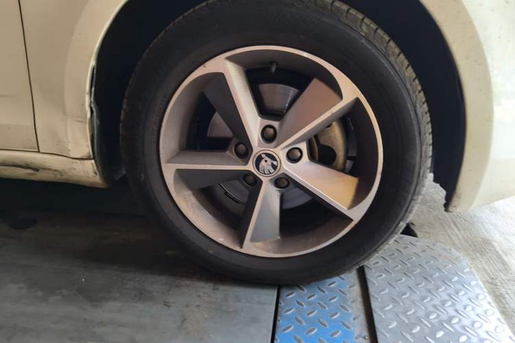 Used Skoda Octavia 2016 1.6L Automatic Chuanxing Edition Right Front Wheel Hub