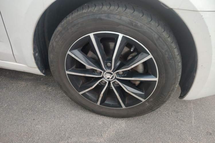 Used Skoda Octavia 2016 1.6L Manual Smart Drive Version Right Front Wheel Hub