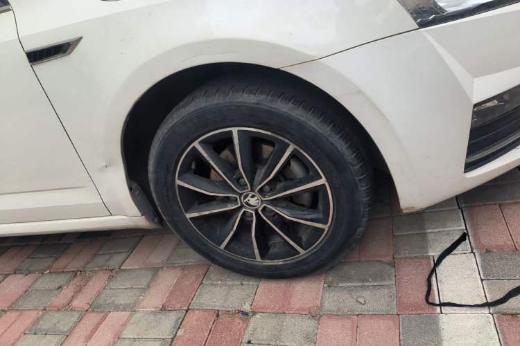 Used Skoda Octavia 2016 1.6L Manual Smart Drive Version Right Front Wheel Hub