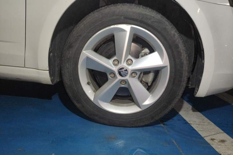 Used Skoda Octavia 2016 1.6L Automatic Smart Drive Edition Right Front Wheel Hub