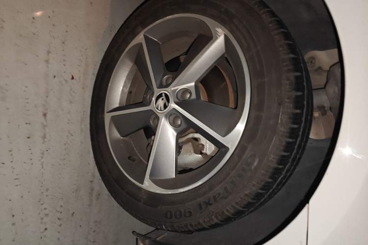 Used Skoda Octavia 2016 1.6L Automatic Smart Drive Edition Right Front Wheel Hub
