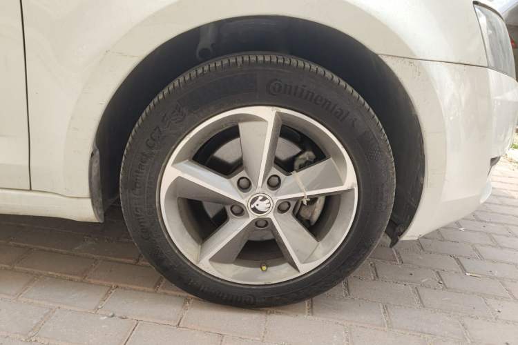 Used Skoda Octavia 2016 TSI280 DSG Smart Drive Edition Right Front Wheel Hub