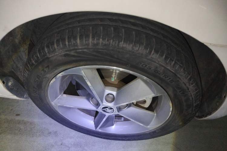 Used Skoda Octavia 2016 1.6L Automatic Smart Drive Edition Right Front Wheel Hub