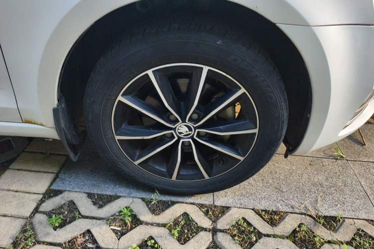 Used Skoda Octavia 2016 1.6L Automatic Smart Drive Edition Right Front Wheel Hub