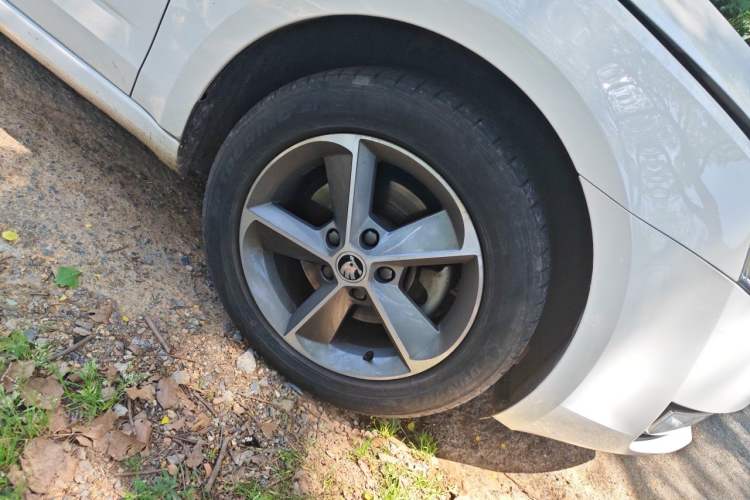 Used Skoda Octavia 2016 TSI280 DSG Smart Drive Edition Right Front Wheel Hub