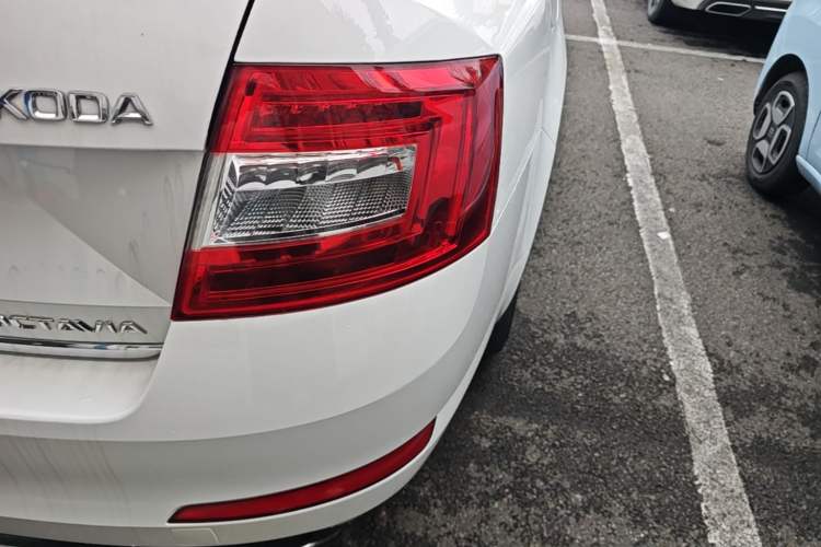 Used Skoda Octavia 2016 TSI280 DSG Smart Drive Edition Right Rear Taillight
