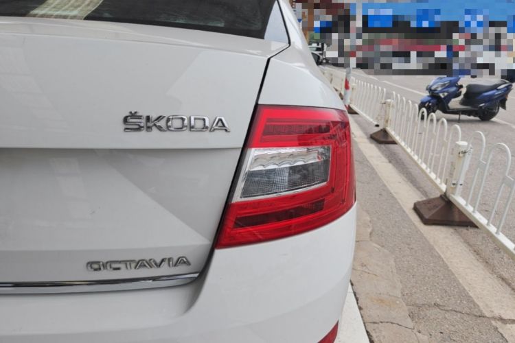 Used Skoda Octavia 2016 1.6L Automatic Smart Drive Edition Right Rear Taillight