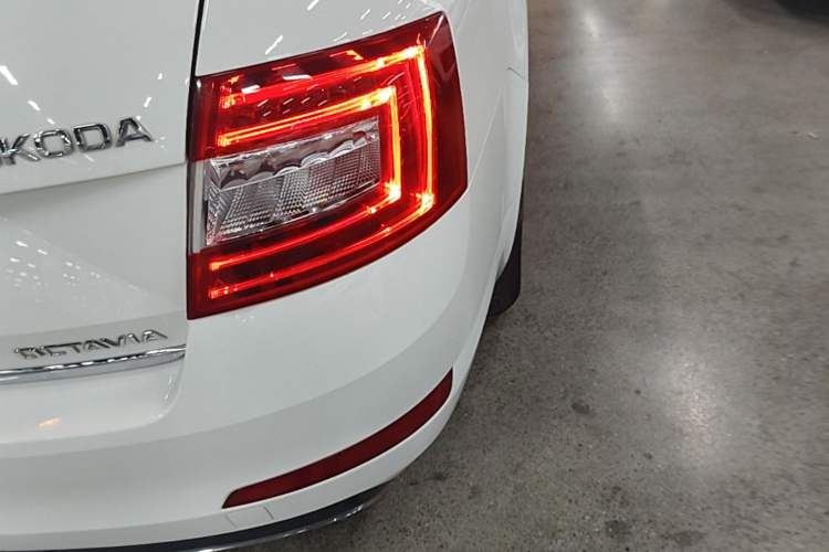 Used Skoda Octavia 2016 1.6L Automatic Smart Drive Edition Right Rear Taillight