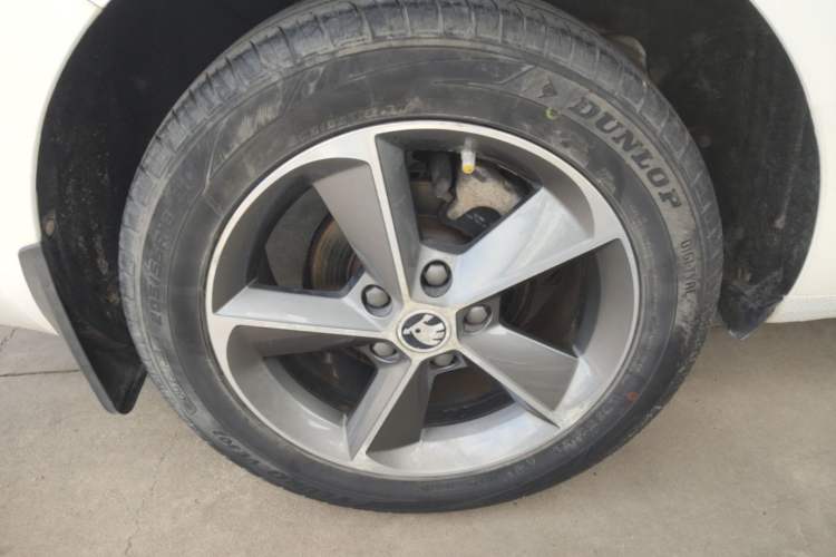 Used Skoda Octavia 2016 1.6L Automatic Smart Drive Edition Right Rear Wheel Hub