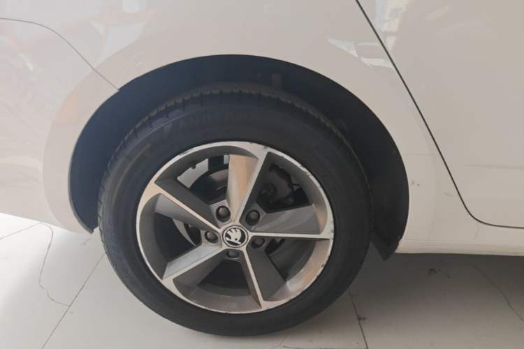 Used Skoda Octavia 2016 1.6L Manual Smart Drive Version Right Rear Wheel Hub