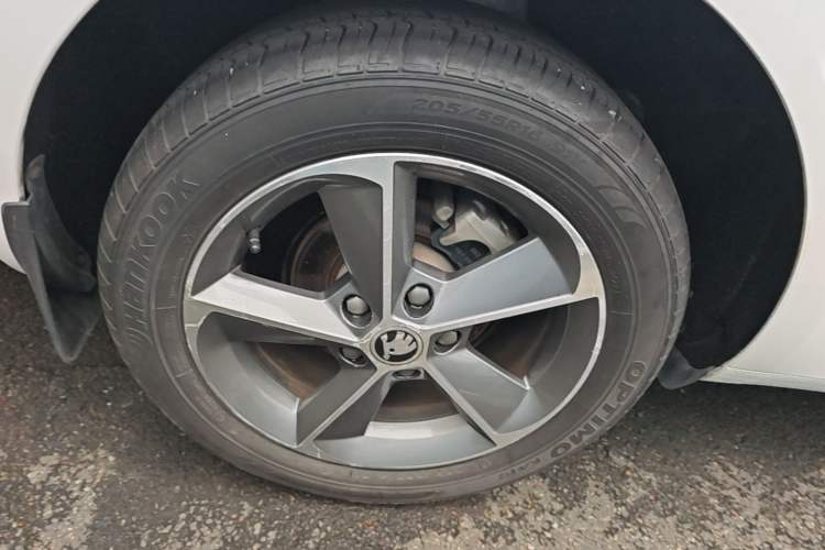Used Skoda Octavia 2016 TSI280 DSG Smart Drive Edition Right Rear Wheel Hub