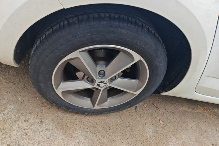 Used Skoda Octavia 2016 1.6L Automatic Smart Drive Edition Right Rear Wheel Hub