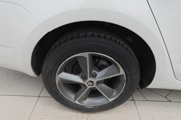 Used Skoda Octavia 2016 1.6L Automatic Smart Drive Edition Right Rear Wheel Hub