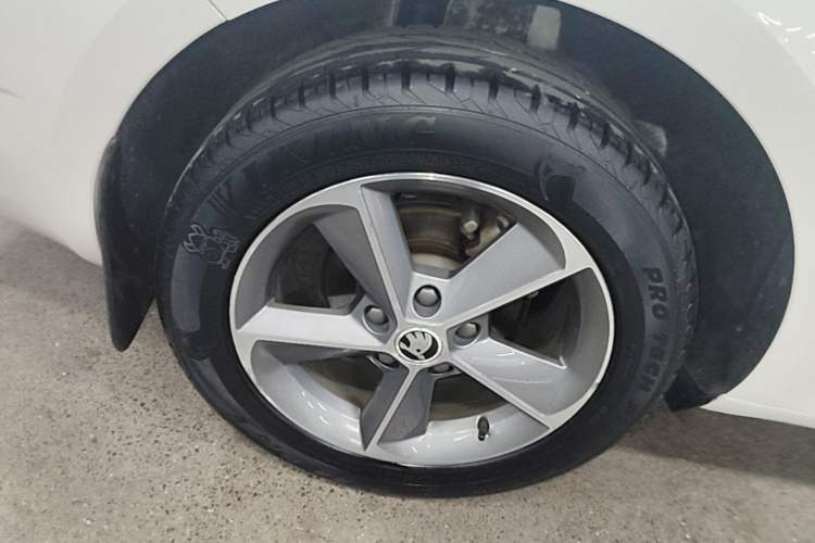 Used Skoda Octavia 2016 1.6L Automatic Smart Drive Edition Right Rear Wheel Hub