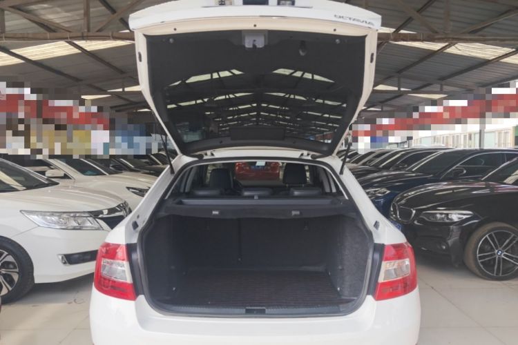 Used Skoda Octavia 2016 1.6L Manual Smart Drive Version Trunk