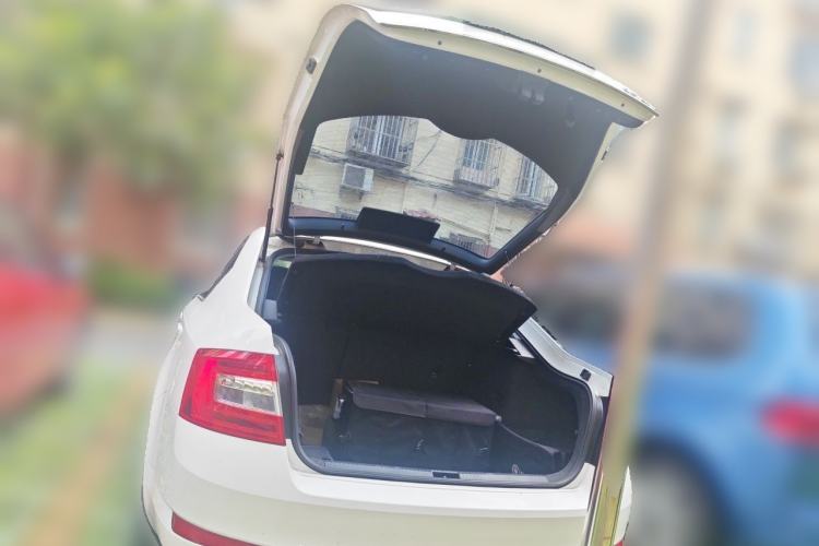 Used Skoda Octavia 2016 1.6L Automatic Smart Drive Edition Trunk