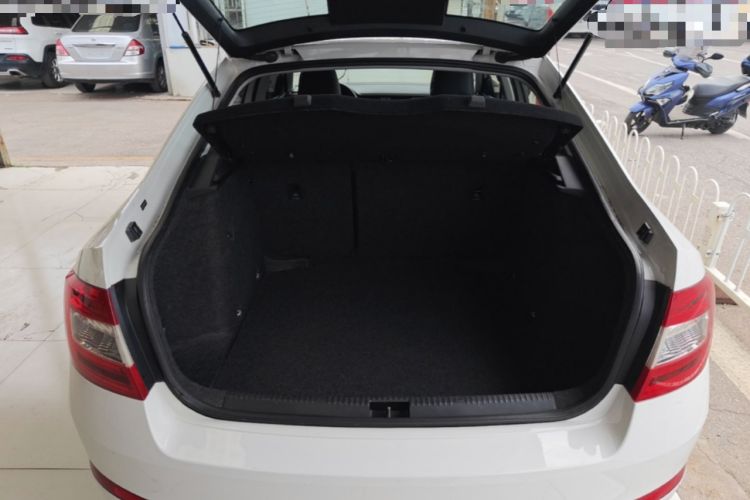 Used Skoda Octavia 2016 1.6L Automatic Smart Drive Edition Trunk