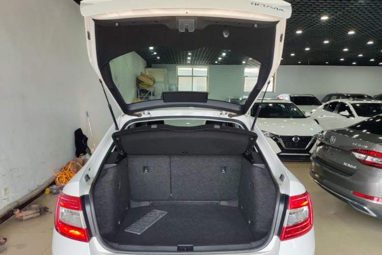 Used Skoda Octavia 2016 1.6L Automatic Chuanxing Edition Trunk