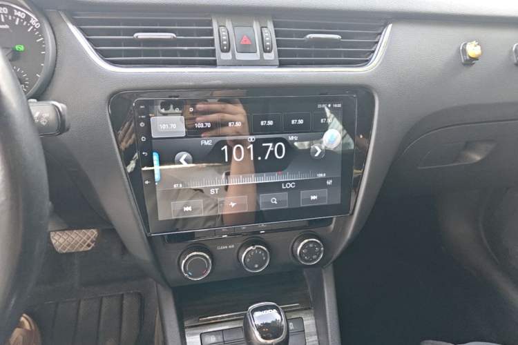 Used Skoda Octavia 2016 1.6L Automatic Smart Drive Edition Audio And AC Panel