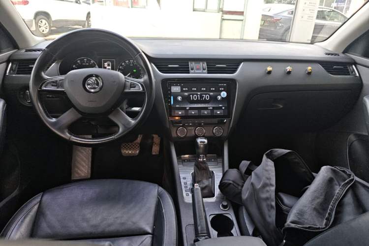 Used Skoda Octavia 2016 1.6L Automatic Smart Drive Edition Center Console