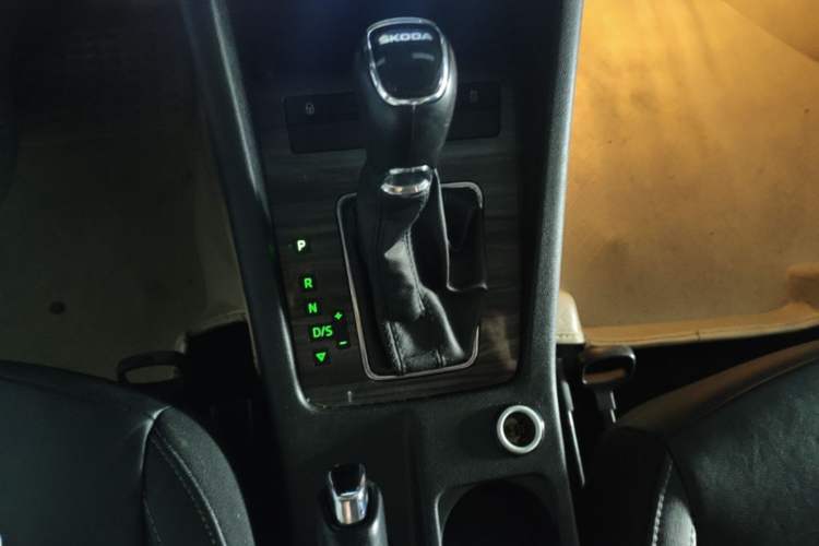 Used Skoda Octavia 2016 1.6L Automatic Smart Drive Edition Gear Lever
