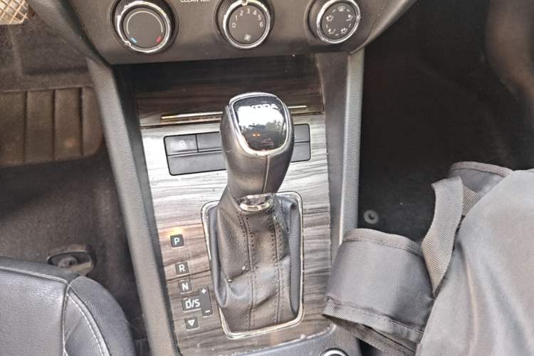Used Skoda Octavia 2016 1.6L Automatic Smart Drive Edition Gear Lever